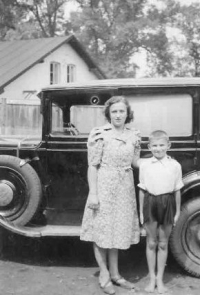 Zdeněk Beran s maminkou Vlastou – cca rok 1939–1940