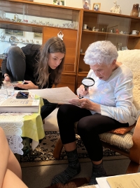 Jana Glaserová s žákovským týmem během nahrávání pro projekt Příběhy našich sousedů, 2024