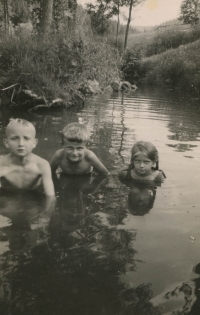 Zleva Sigfried Leier ze Skalního mlýna, Rudolf Müller (bratr Anny Feigl) z Bučnice a Margit Stief z Bučnice, 1940