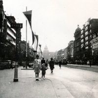 Bratři Škvorovi na Václavském náměstí v červenci 1938