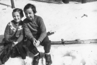 Se sestřenicí, pamětnice vpravo, Benecko, 1957