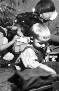 Se sestrami Janou a Helenou, Stará Boleslav, asi 1958