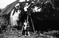 Se sestrou a dědou, Velký Třebešov, asi 1964