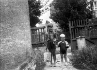 Michal Holeček (vpravo) s bratrem Karlem, Stará Boleslav, asi 1958