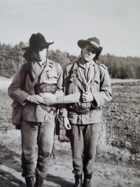 Kamarádi na čundru v roce 1988 s vyrobenou stuhou 25. ÚNOR - POSLEDNÍ POZDRAV