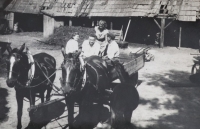 V dětství doma na dvorku