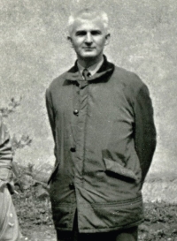 Zdeněk „Jirka“ Beran na dvoře před skautskou klubovnou lovosických skautů (průjezd za kostelem) – okolo roku 1971