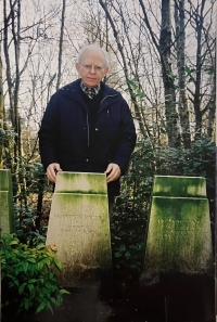 Bratr Cyrila Pazderky Josef, působil jako kněz v Londýně