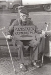 Neznámý muž, manifestace v Praze, foto Miroslav Černota, Václavské náměstí, rok 1990