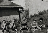 Jana Tesařová s dětskou skupinou, Dubenky, 1974