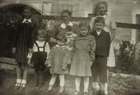 Děti Lauseckerovy – zleva Anna, August, pamětnice Jana Voráčková, Veronika s maminkou, Marie, František a Emma, 1948