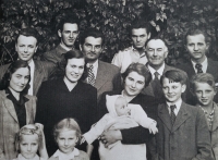  Vzadu zleva je otec Libuše Lvové Jiří, dále Václav, Miloš a Miroslav Strádalovi, děda Václav Strádal, Jaroslav Zilvar – manžel matčiny sestry Drahomíry. Drahomíra zleva uprostřed, dále Zdena, manželka Miloše, matka Libuše Nejtková se synem Petrem a pamětnicí, Milan a Jan Zikmundovi