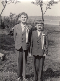 Bedřich Michalec (vpravo) s bratrem Soběslavem na přijímání Božího těla v Krásném Údolí, 1958