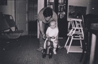 Roman Ráček se synem Matějem Ráčkem v pokoji na Čápkově, kde s redakcí připravoval a vyráběl první dvě čísla samizdatového časopisu Revue 88, Brno, jaro 1988