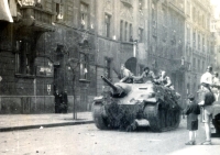 Vítání Rudé armády, květen 1945. Chlapci ve skautských krojích vpravo jsou bratři Škvorovi (autor snímku je jejich otec)