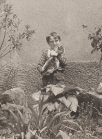 S kocourem jménem IRIC v rodném domě, Mohelnice, asi 1972