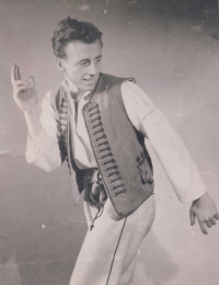 Tatínek Josef Ráček jako tanečník folklórního souboru Javorník, Brno, 1955