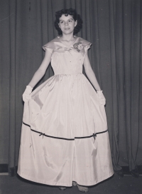 Maminka Jana Ráčková v tanečních, Brno, 1957