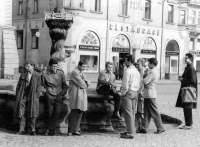 Gotthard Janda vlevo se spolužáky v Uherském Hradišti