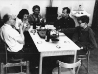 Gotthard Janda vpravo, vedle něj Miloš Kačírek, zakladatel výtvarných oborů na Lidové škole umění v Opavě
