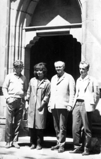 Gotthard Janda vlevo s kolegy z lidové školy umění před katedrálou v Opavě