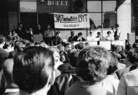 Průvod na 1. máje 1968 na Zelném trhu v Brně se členy Svazu nebydlících, kterého byl Gotthard Janda členem