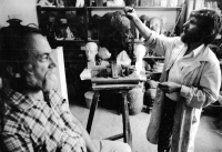 Gotthard Janda modeluje bustu kamaráda Miloše Kačírka