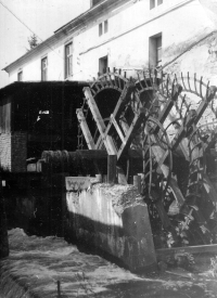 Dnes už zbouraný mlýn v Dolním Benešově, v 80. letech usiloval Gotthard Janda o jeho záchranu