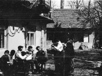 Gotthard Janda v brýlích s houslemi na svatbě sestry spolužáka Josefa Uprky v Hroznové Lhotě