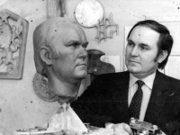 Busta Jiřího Kocura, který učil na konzervatoři v Ostravě dějiny hudby