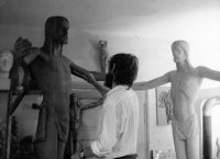 Gotthard Janda modeluje Krista pro evangelický kostel ve Frýdku–Místku