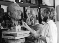 Gotthard Janda modeluje bustu Karla Engliše pro ekonomickou fakultu v Ostravě