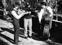 Gotthard Janda vlevo, vpravo spolužák ze střední školy Josef Uprka