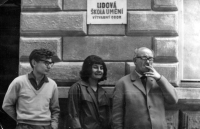 Gotthard Janda vlevo jako učitel na lidové škole umění dva roky po vojně