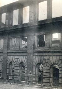 Jeden ze zničených domů na Vinohradech po velkém náletu na Prahu v únoru 1945