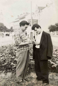 Tanasis Niku (vpravo) se známým