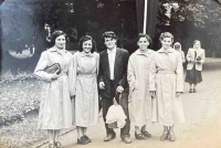 Zájezd se Závody S. K. Neumanna do Hradce u Opavy, Vasiliki Niku vpravo, její manžel uprostřed