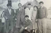 Manžel Tanasis Niku (dole) s přáteli