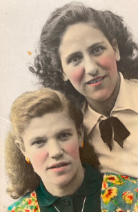 Vasiliki Niku s přítelkyní z Tábora