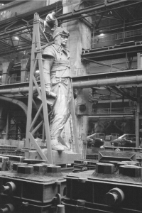 Snímek ze série fotografií dokumentujících tvorbu nové sochy Milana Rastislava Štefánika. Originál ze sochařského ateliéru Bohumila Kafky nechal v roce 1953 komunistický režim v Bratislavě zničit. Tvorbu kopie vedl Gotthard Janda