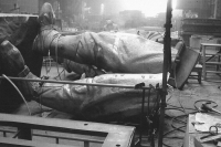 Snímek ze série fotografií dokumentujících tvorbu nové sochy Milana Rastislava Štefánika. Originál ze sochařského ateliéru Bohumila Kafky nechal v roce 1953 komunistický režim v Bratislavě zničit. Tvorbu kopie vedl Gotthard Janda