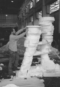 Snímek ze série fotografií dokumentujících tvorbu nové sochy Milana Rastislava Štefánika. Originál ze sochařského ateliéru Bohumila Kafky nechal v roce 1953 komunistický režim v Bratislavě zničit. Tvorbu kopie vedl Gotthard Janda