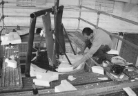 Snímek ze série fotografií dokumentujících tvorbu nové sochy Milana Rastislava Štefánika. Originál ze sochařského ateliéru Bohumila Kafky nechal v roce 1953 komunistický režim v Bratislavě zničit. Tvorbu kopie vedl Gotthard Janda