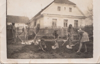 Úprava zahrádky před statkem, Jarmila Kovářová (vpravo) a dvě služebné, bratr s lopatkou, za války