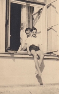 Pamětník se starším bratrem Antonínem 
