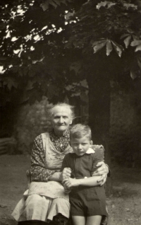 Petr Císařovský s prababičkou Frajbišovou, rok 1954 