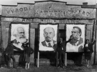 Olga Sozanská (vpravo) vedle manžela, 1. máj 1965