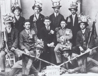 Otec Ewald Frey při odvodu do československé armády v roce 1931, druhý zleva v prostřední řadě