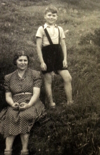 Vladimír s maminkou v roce 1945 