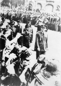 Generálmajor Karel Náprstek, pravděpodobně první v řadě, 1945